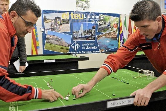 Eine ruhige Hand ist beim Subbuteo gefragt.