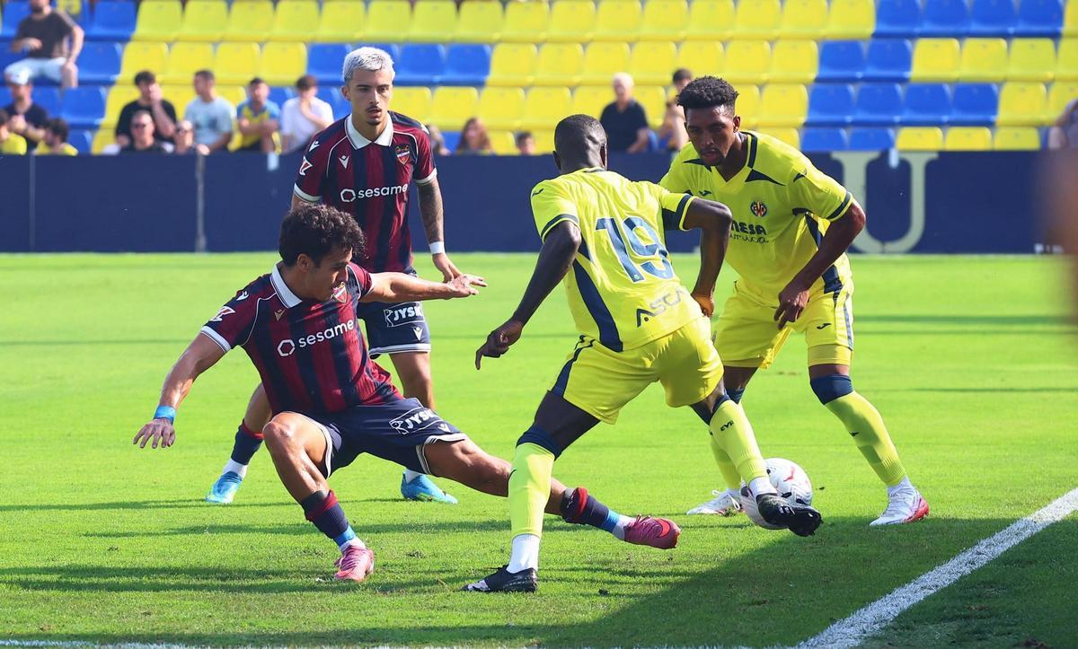 Alex Freeman y Nicolas Pepe, en el Villarreal-Levante.