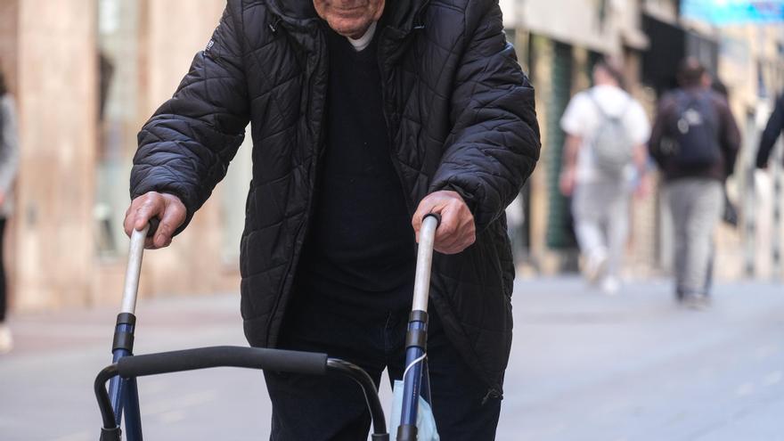 Una persona dependiente paseando, en una imagen de archivo.