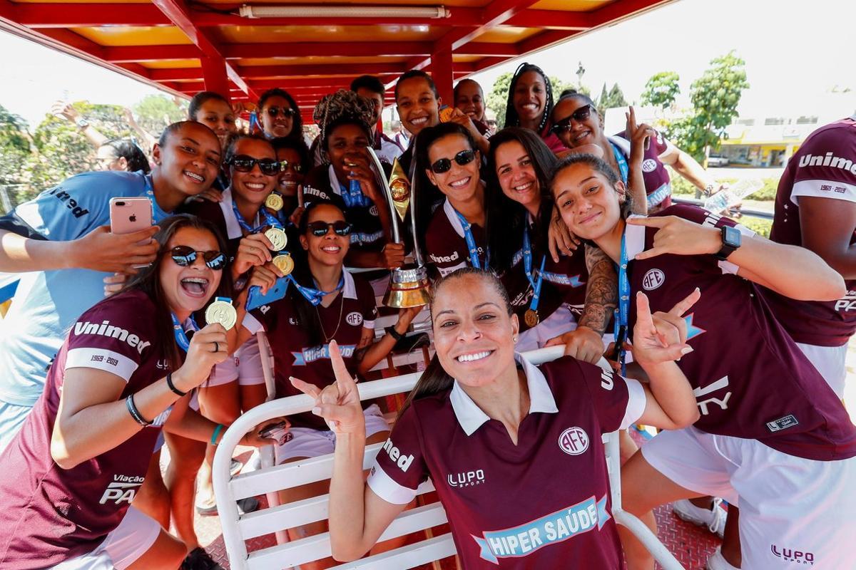 ACOMPAÑA CRÓNICA: BRASIL MUJERES. BRA60. ARARAQUARA (BRASIL), 06/10/2019.- Las jugadoras del equipo de fútbol Ferroviaria de Araraquara celebran tras conseguir el campeonato de la liga brasileña de fútbol femenino, el 3 de octubre de 2019, en Araraquara (Brasil). Inspiradas en la selección femenina de Estados Unidos, las jugadoras del equipo de fútbol Ferroviaria de Araraquara, flamante campeón de la Liga brasileña, denuncian que ganan mucho menos que la sección masculina, que juega en la cuarta división y nunca ganó un título de envergadura. EFE/ Sebastiao Moreira
