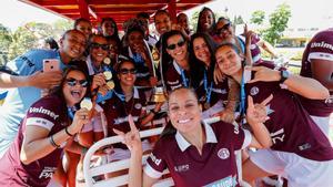 ACOMPAÑA CRÓNICA: BRASIL MUJERES. BRA60. ARARAQUARA (BRASIL), 06/10/2019.- Las jugadoras del equipo de fútbol Ferroviaria de Araraquara celebran tras conseguir el campeonato de la liga brasileña de fútbol femenino, el 3 de octubre de 2019, en Araraquara (Brasil). Inspiradas en la selección femenina de Estados Unidos, las jugadoras del equipo de fútbol Ferroviaria de Araraquara, flamante campeón de la Liga brasileña, denuncian que ganan mucho menos que la sección masculina, que juega en la cuarta división y nunca ganó un título de envergadura. EFE/ Sebastiao Moreira
