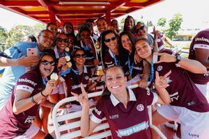 ACOMPAÑA CRÓNICA: BRASIL MUJERES. BRA60. ARARAQUARA (BRASIL), 06/10/2019.- Las jugadoras del equipo de fútbol Ferroviaria de Araraquara celebran tras conseguir el campeonato de la liga brasileña de fútbol femenino, el 3 de octubre de 2019, en Araraquara (Brasil). Inspiradas en la selección femenina de Estados Unidos, las jugadoras del equipo de fútbol Ferroviaria de Araraquara, flamante campeón de la Liga brasileña, denuncian que ganan mucho menos que la sección masculina, que juega en la cuarta división y nunca ganó un título de envergadura. EFE/ Sebastiao Moreira