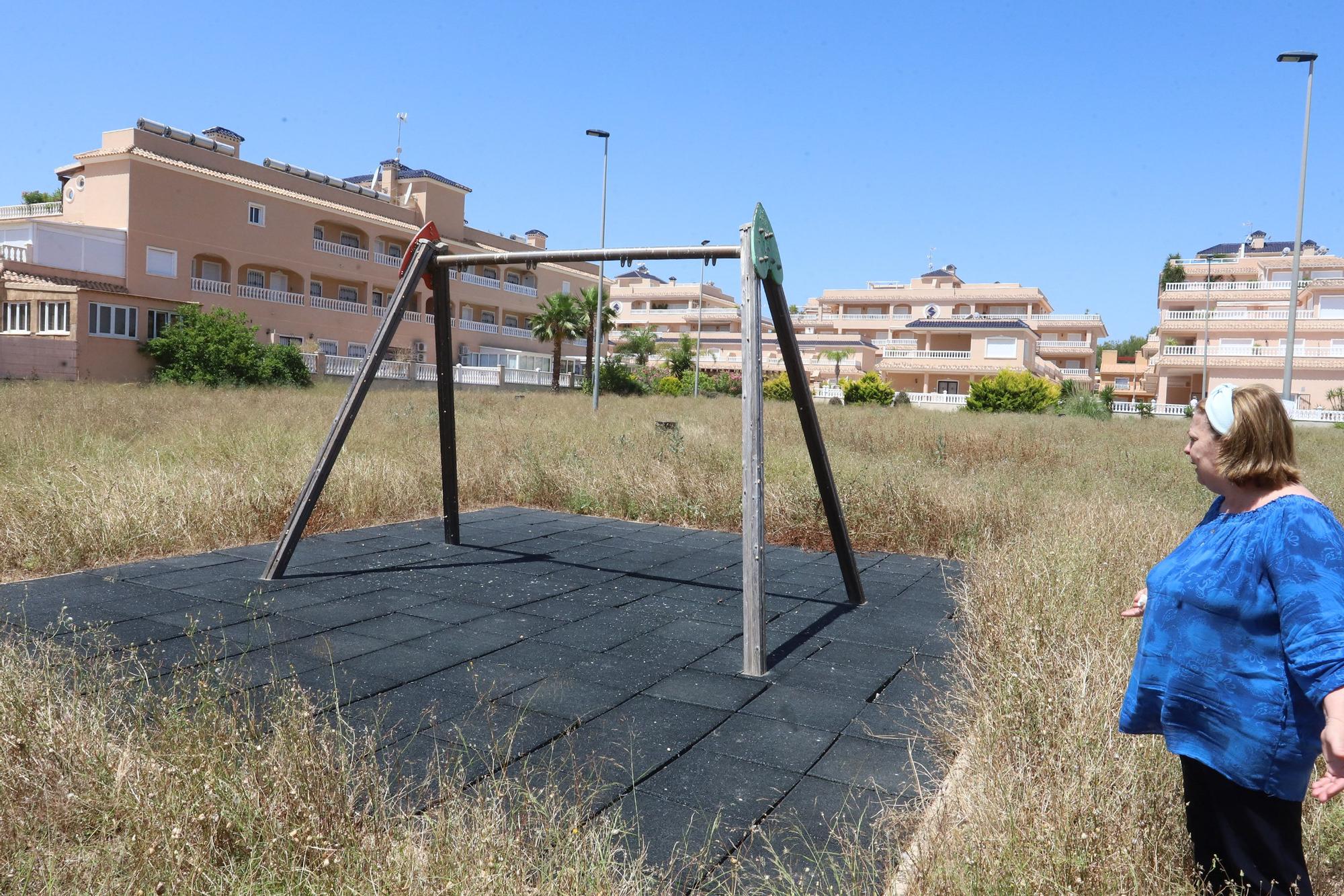 Parques en Orihuela Costa con deficiencias en el mantenimiento