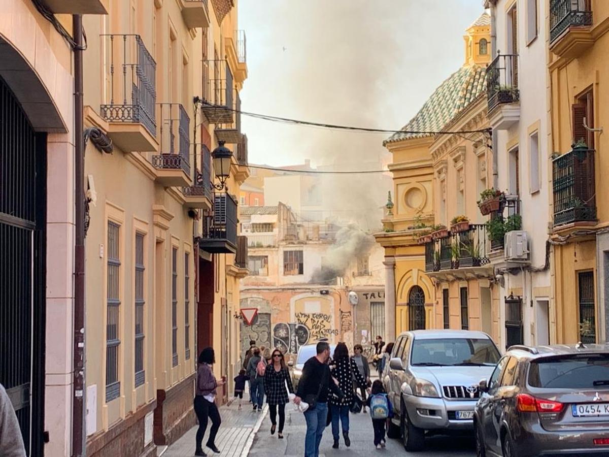 Vista del humo del incendio en un edificio de Lagunillas desde la calle Agua