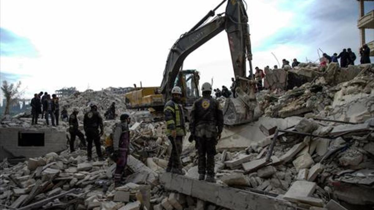 Voluntarios de la Defensa Civil Siria buscan supervivientes entre los escombros del ataque aéreo contra la ciudad de Idleb, el pasado 5 de febrero.