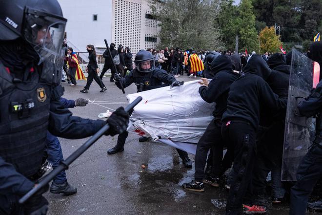 Protesta contra la visita de Vito Quiles a la Universitat Autònoma de Barcelona