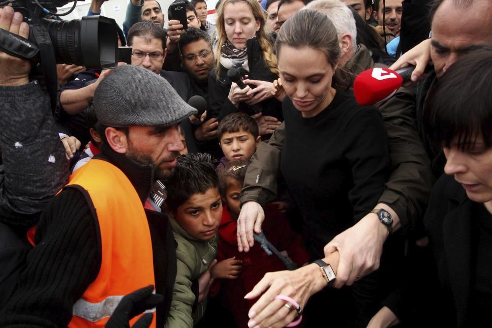 Angelina Jolie visitó varias instalaciones temporales de acogida de refugiados en Atenas y se reunió con el primer ministro, Alexis Tsipras, en su primera visita a Grecia como embajadora de buena voluntad del Alto Comisionado de las Naciones Unidas para los Refugiados (ACNUR).