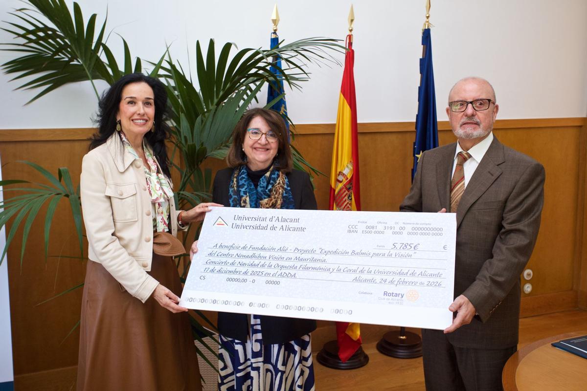 Entrega del cheque para la Expedición Balmis contra la ceguera, este martes en la Universidad de Alicante