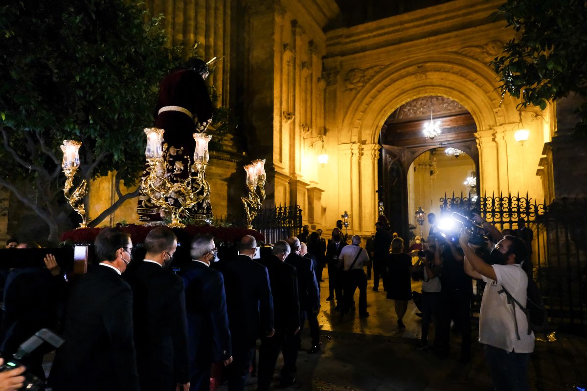 Madrugada de traslados para la veneración 'El Verbo Encarnado' en la Catedral