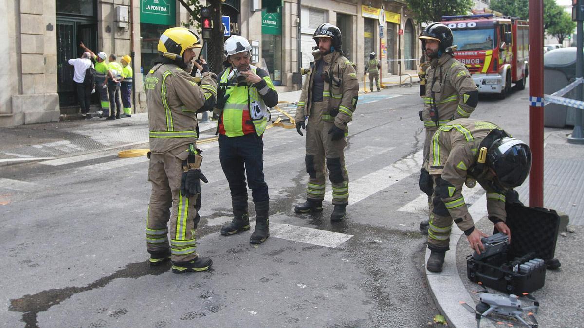 Bomberos del turno de este domingo, junto al jefe de servicio.