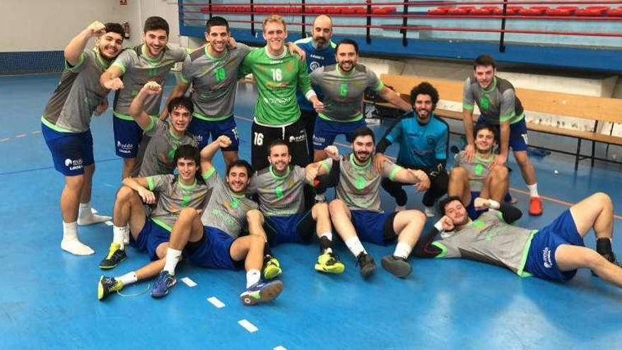 Los jugadores del Unión Financiera Base Oviedo, ayer, tras la victoria en Vigo.