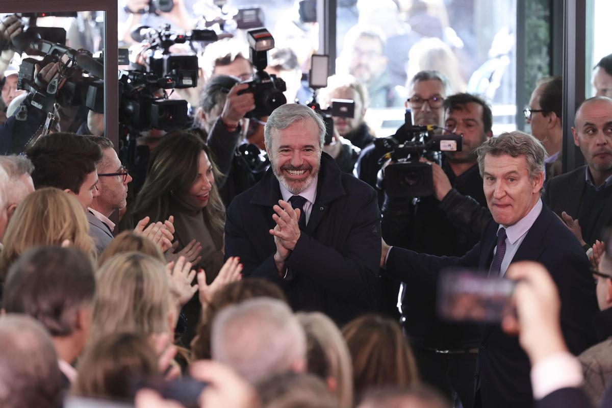 El presidente de Aragón en funciones, Jorge Azcón, junto a Alberto Núñez Feijóo, este lunes en la sede nacional del PP.