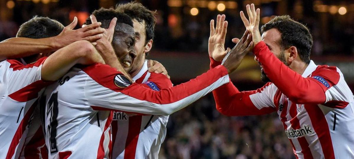 Williams celebra su gol con sus compañeros