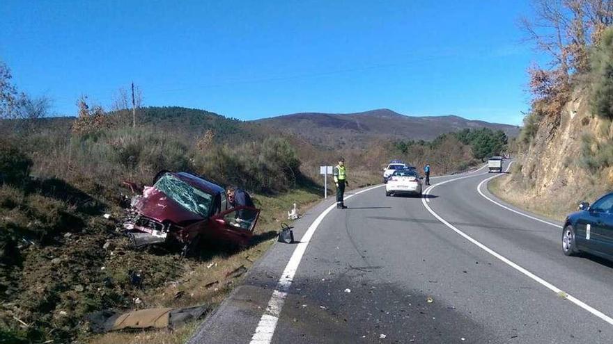 Estado en el que quedó el coche de la mujer tras el accidente . // FdV