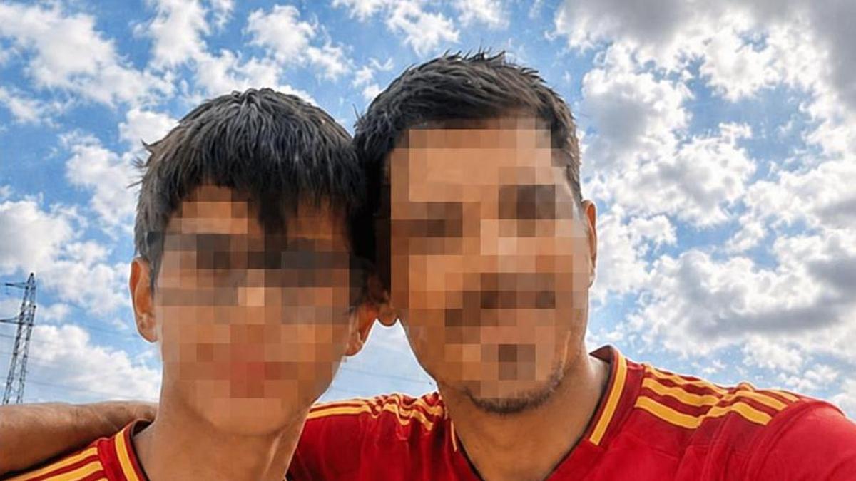 Fotografía del hombre fallecido y de su hijo difundida, sin anonimizar, en la red social Facebook.
