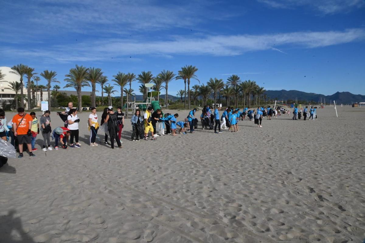 Recogida de ‘basuraleza’ en las playas del Grau de Castelló