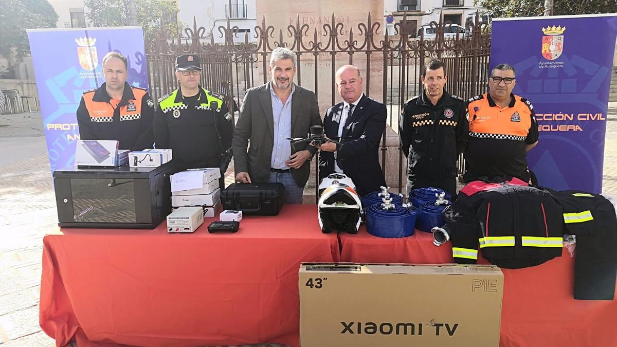 Manolo Barón, con miembros de Protección Civil, presentando los nuevos equipos.