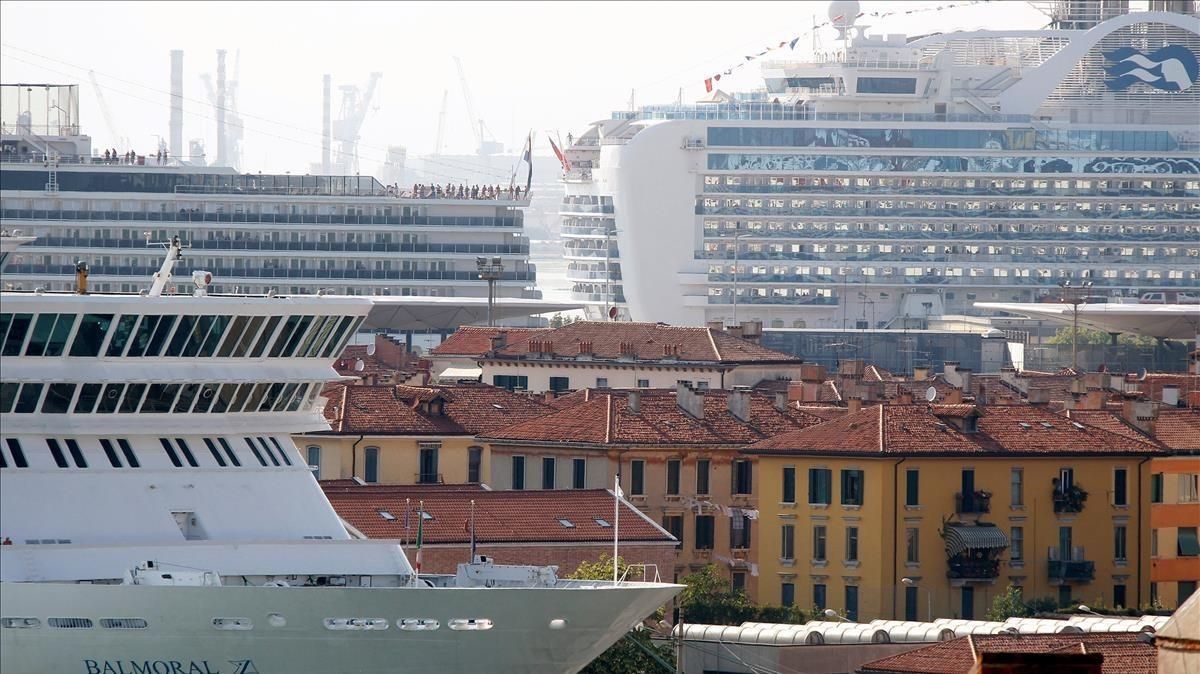 zentauroepp40853743 file photo  cruise ships are seen at the ferry terminal in v171108120745