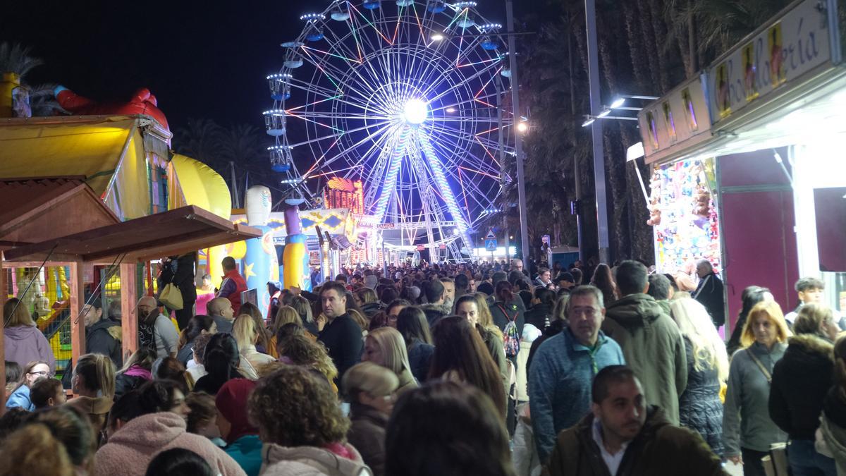 Una imagen de cómo de atestada estaba la Feria de Navidad el día de su inauguración