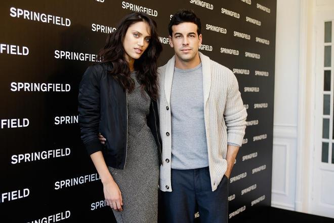 Mario Casas y Dalianah Arekion, juntos en la presentación de la campaña de Springfield