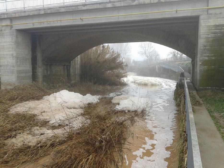 Escuma contaminant al riu Calders