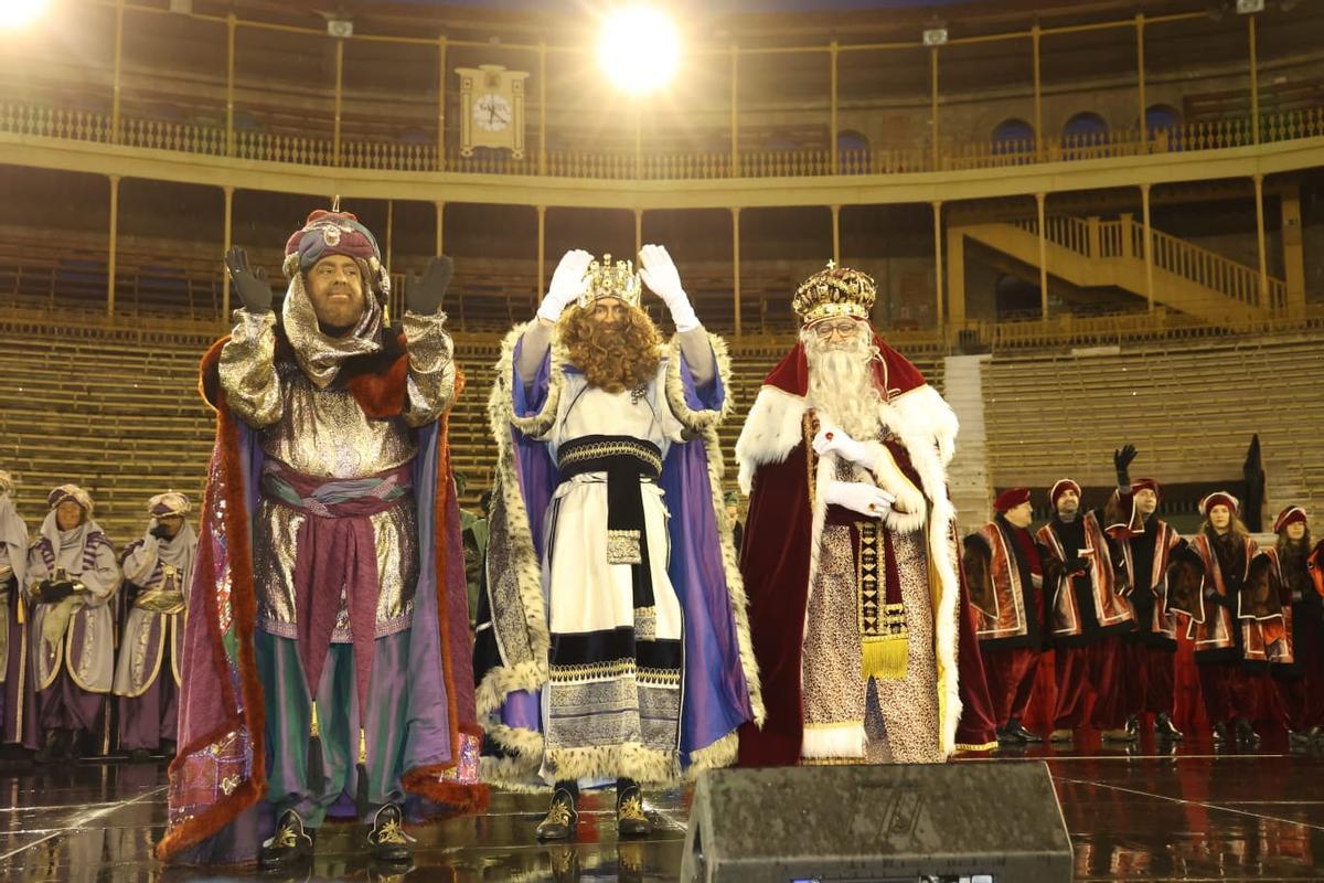 Alicante se rinde a los Reyes Magos pese a la lluvia: así se vivió la recepción en la plaza de toros
