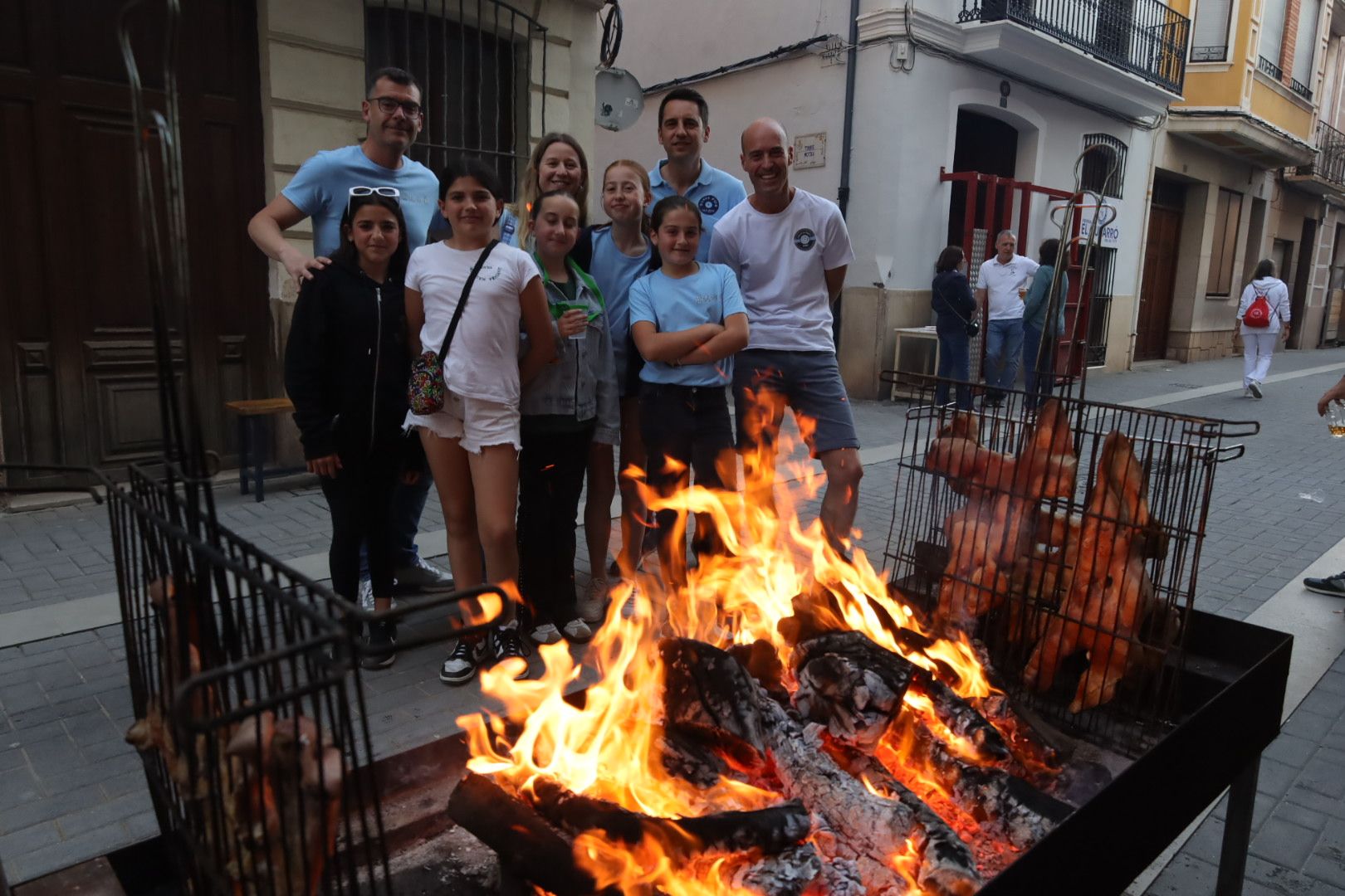 FOTOGALERÍA I Las imágenes de la Nit de la Xulla y del encuentro de elaboración de allioli de las fiestas de Vila-real