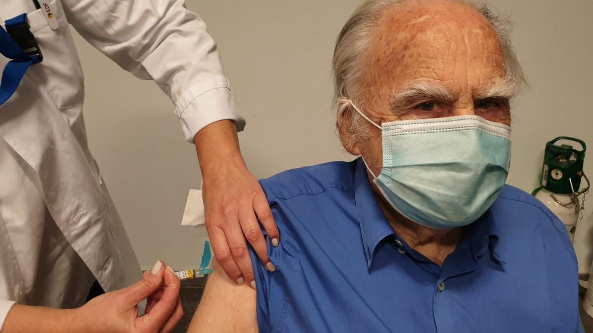 Los gallegos mayores de 80 años han comenzado a recibir, a la vez, la tercera dosis para inmunizarse frente al COVID, y la vacuna contra la gripe.