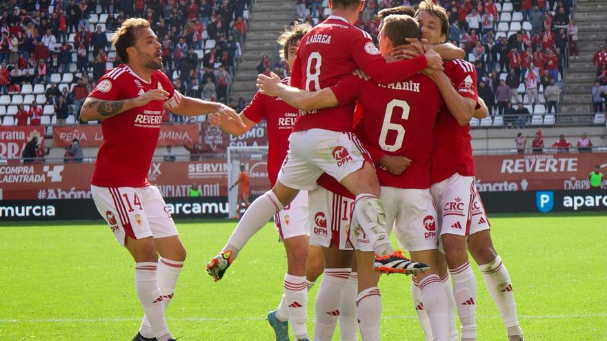 Los jugadores del Real Murcia celebran el primer gol conseguido ante el Atlético Baleares.