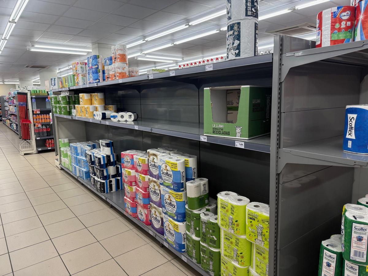 Estanterías vaciadas en uno de los supermercados DIA en la región.