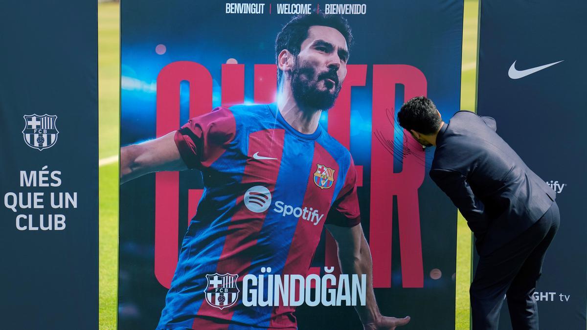 Ilkay Gündogan firma en el cartel de su presentación.