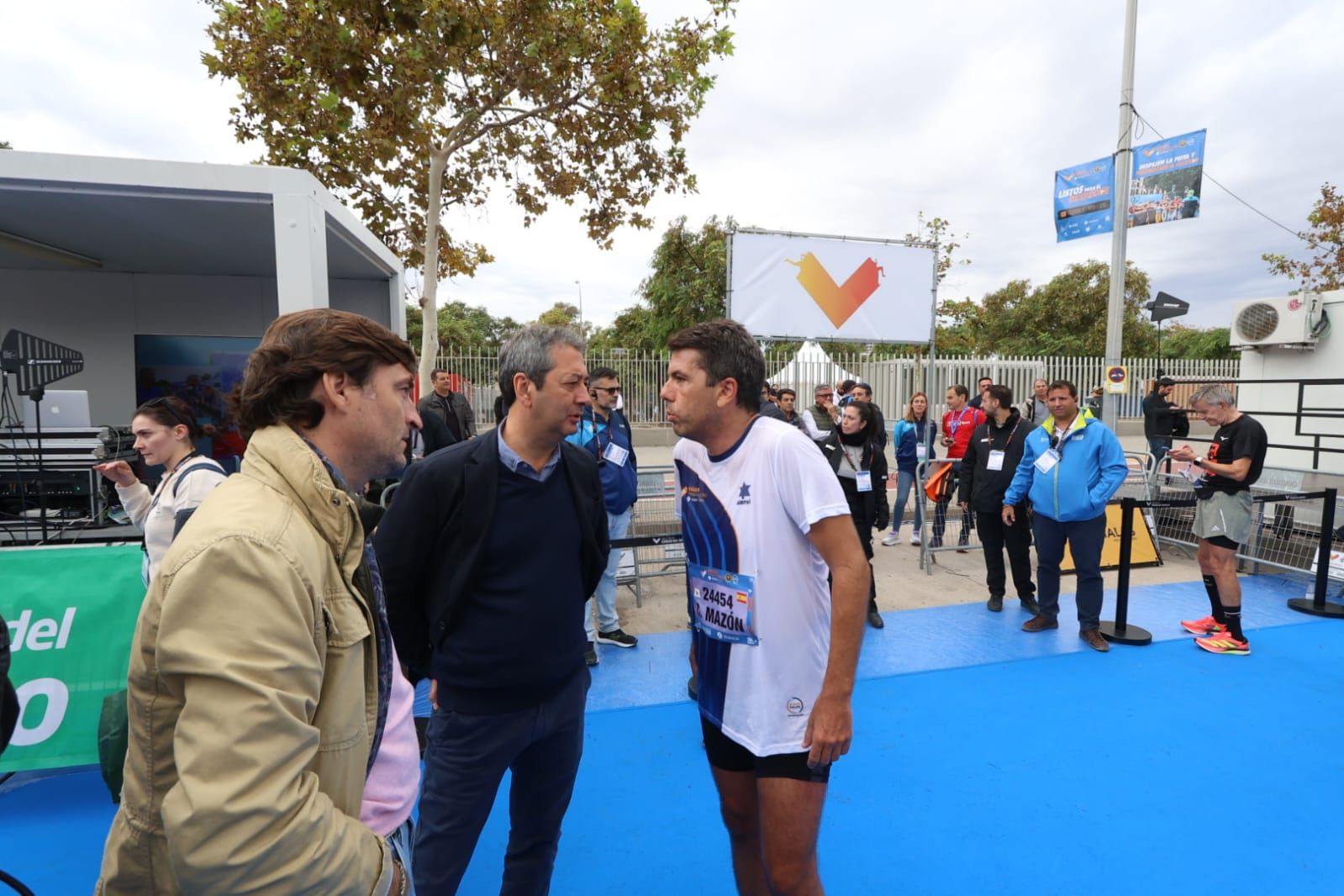 Carlos Mazón participa en la media maratón de València