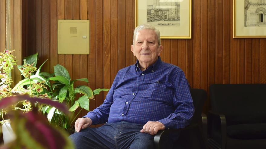 El jesuita coruñés que estudió con el Papa: “Nos llevó en furgoneta a conocer Buenos Aires”