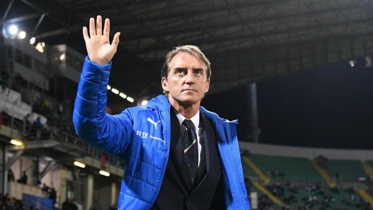 Roberto Mancini saludando a los seguidores italianos