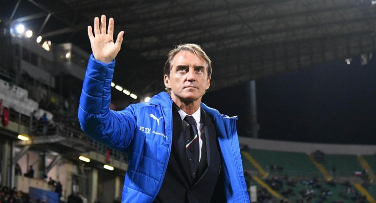 Roberto Mancini saludando a los seguidores italianos
