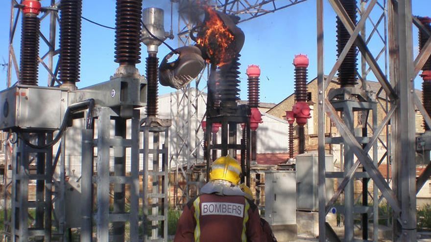 Un incendi en una subestació elèctrica a Manresa deixa 7.000 abonats sense llum