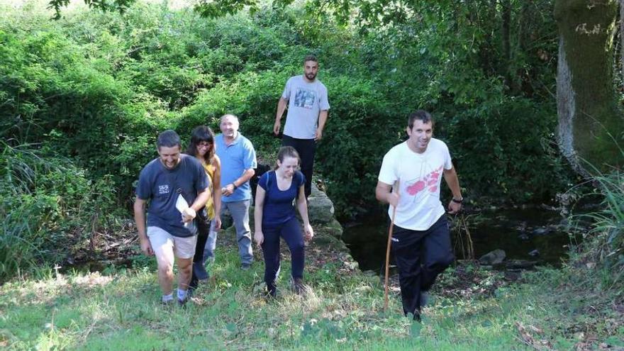 Los ediles y la técnica municipal, en pleno recorrido junto al río Orza. // Bernabé