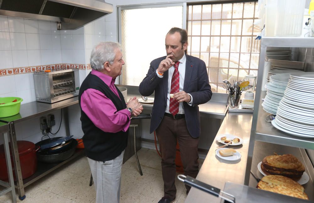 Juan Cassá acude al comedor social de Amfremar. «Las cosas impactan cuando las ves con tus propios ojos», relata sobre el portavoz.