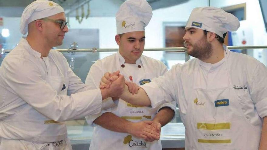 Valentino Ligia (derecha) con los dos aspirantes a ganar el concurso de cocina para celiacos.