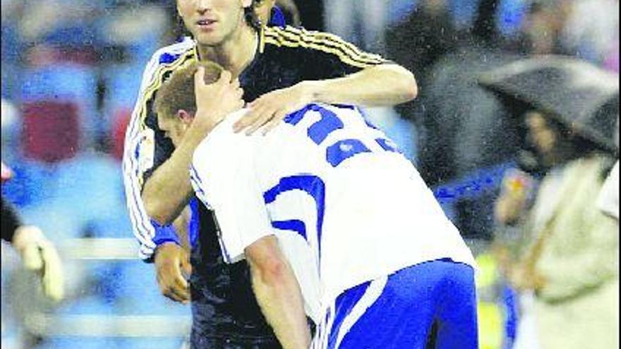 El delantero madridista Higuaín consuela al defensa asturiano del Zaragoza, Sergio Fernández, al final del partido.