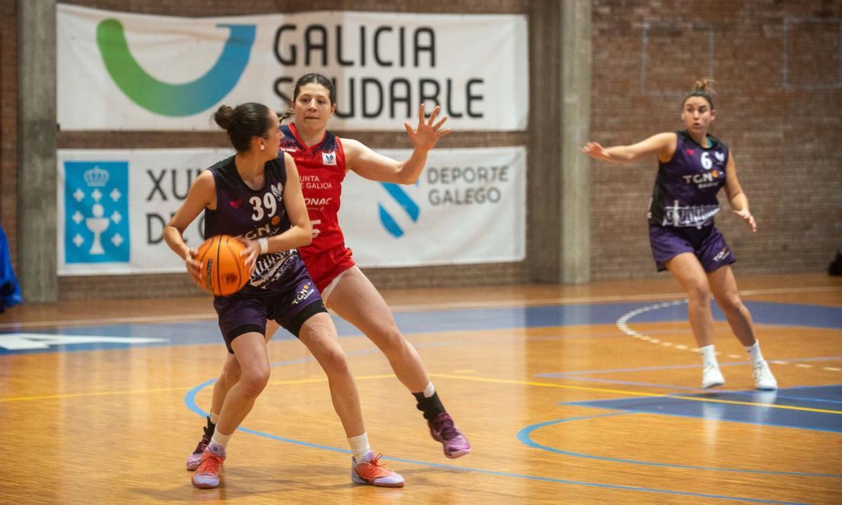 Brenda Fontana defiende a una jugadora rival en el pabellón de Maristas. |  Casteleiro