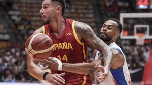El pívot español Willy Hernangómez en acción ante el base francés Elie Okobo (d) durante el partido amistoso preparatorio para el Eurobasket 2025 que los combinados nacionales de España y Francia juegan este jueves en Badalona.