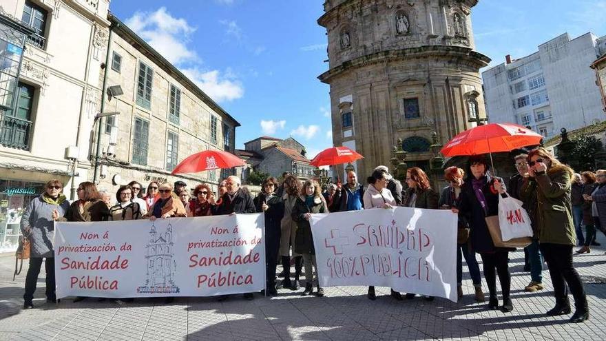 Manifestantes ayer ante el santuario de A Peregrina con pancartas por la sanidad pública. // Gustavo Santos