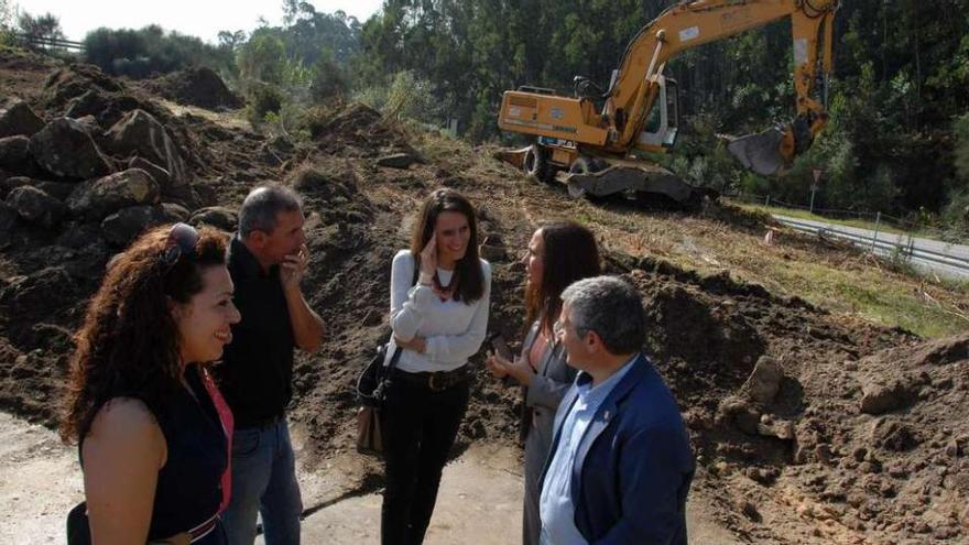 Helena de Lucas (centro), con Bravo Bosch y Fervenza (derecha) y ediles de Moaña, en Broullón.