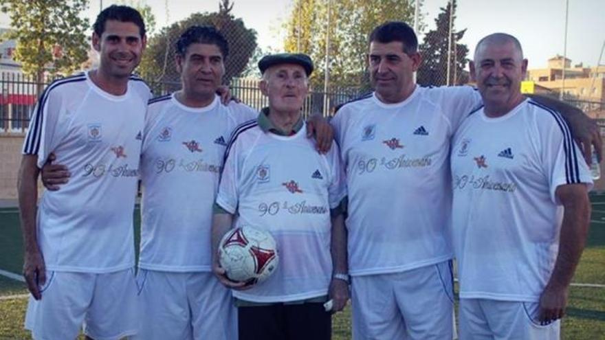 Los hermanos Hierro, junto a su padre, en una fotografía reciente.