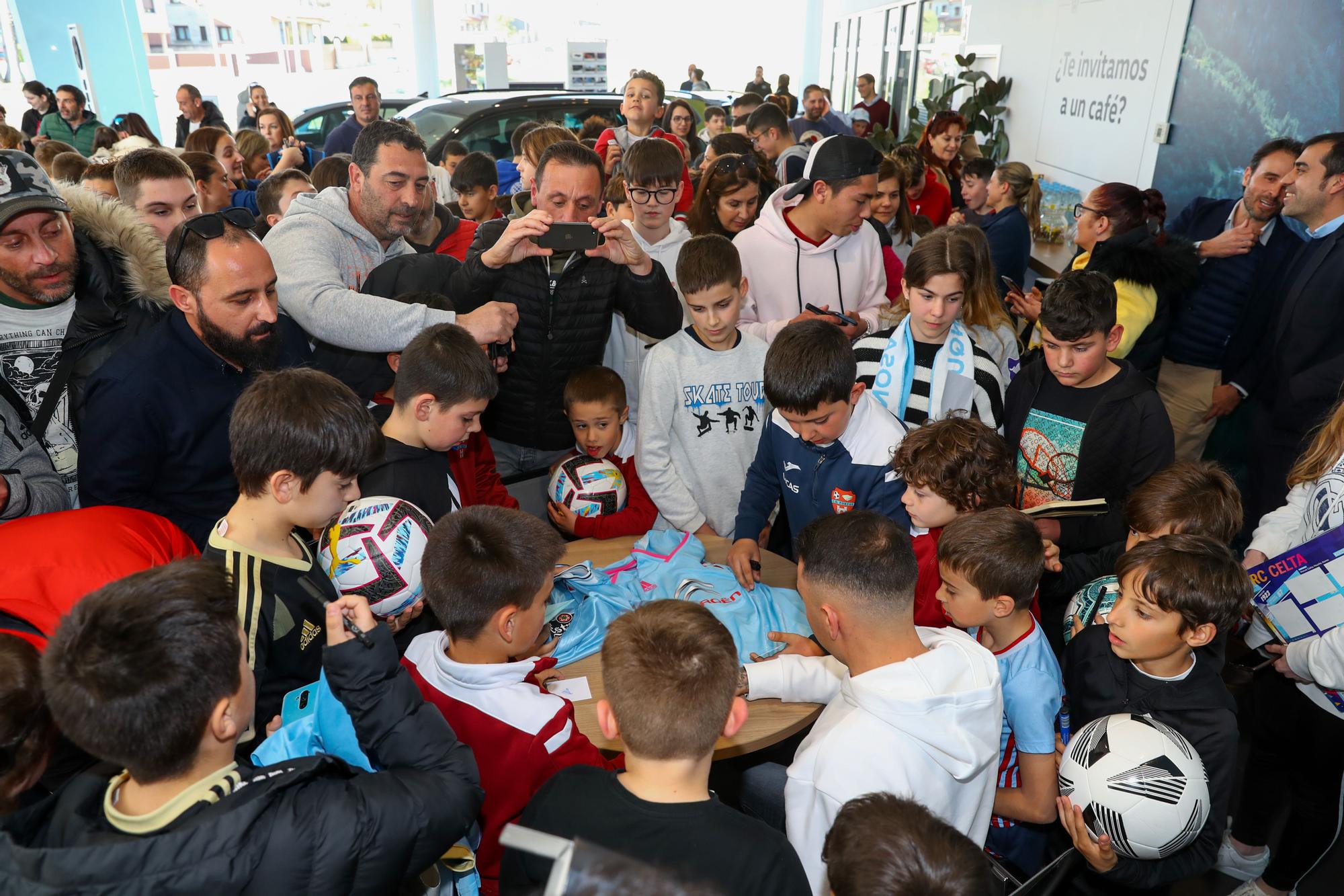 Los fans de Iago Aspas, a la caza del autógrafo