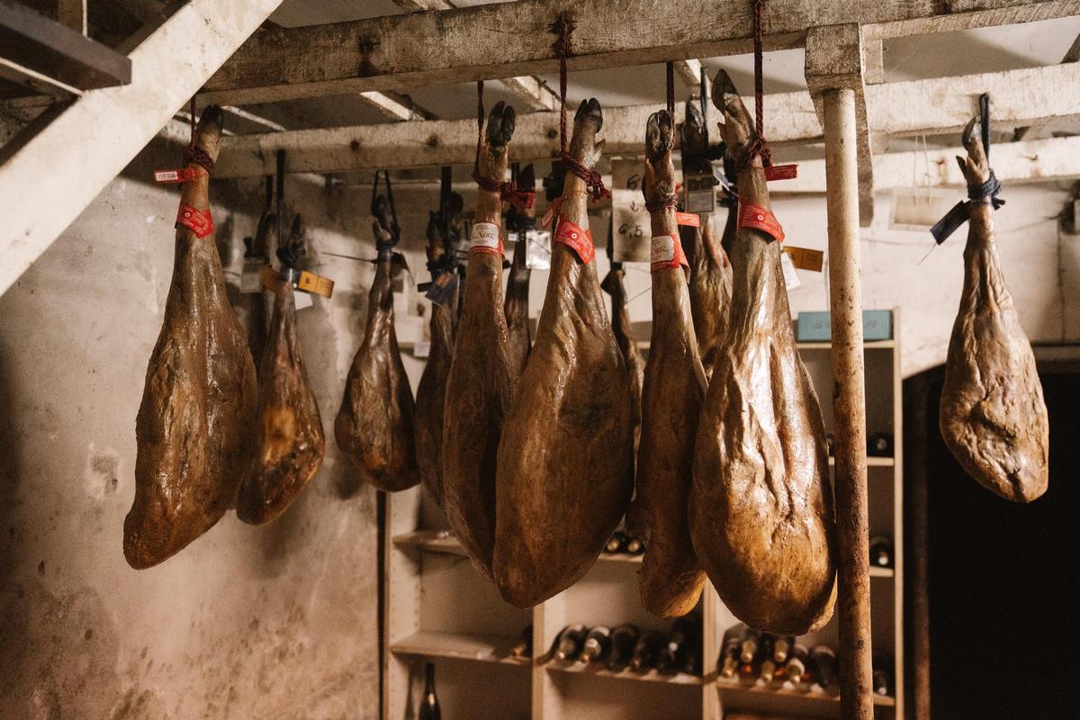 Algunos de los jamones en la bodega de la Jamonería López Pascual.