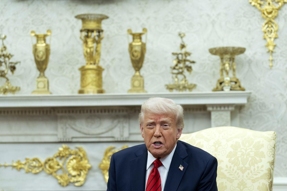 Donald Trump, en el despacho oval, redecorado en estridente estilo versallesco.