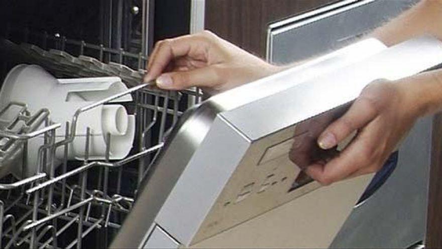 El motivo por el que cada vez más gente coloca papel de aluminio en el lavavajillas