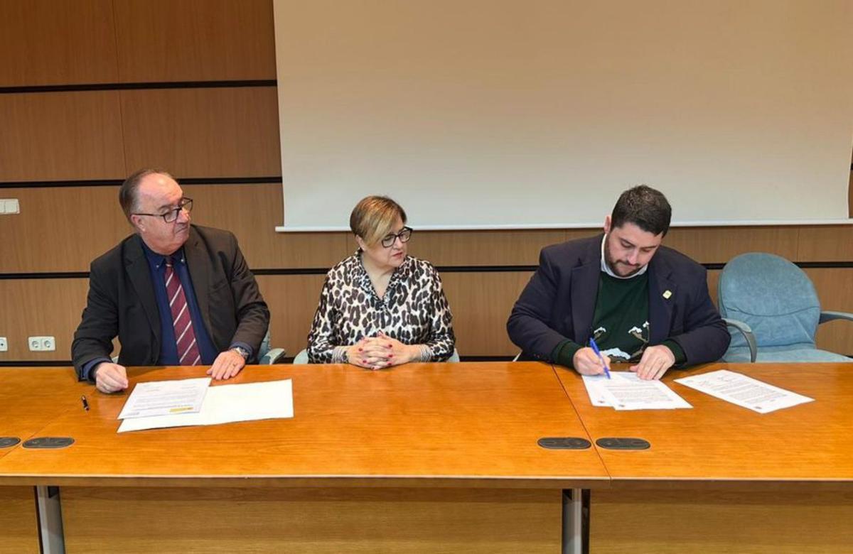 Imagen de la cesión al consistorio del edificio del antiguo INSS, propiedad del Ministerio de Inclusión, Seguridad Social y Migraciones. | MEDITERRÁNEO
